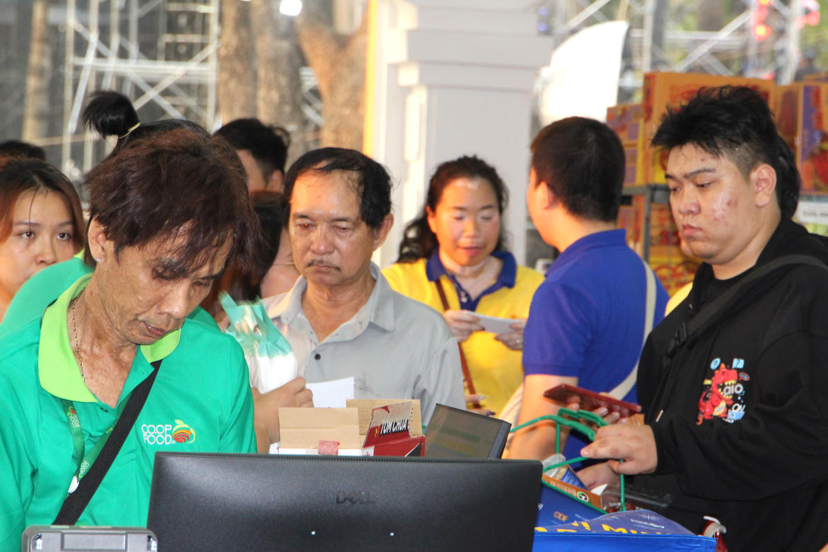 Nhờ sự quan tâm của thành phố, nhiều người có hoàn cảnh khó khăn được mua hàng Tết tại Siêu thị mini 0 đồng. Ảnh: Q.Đ.