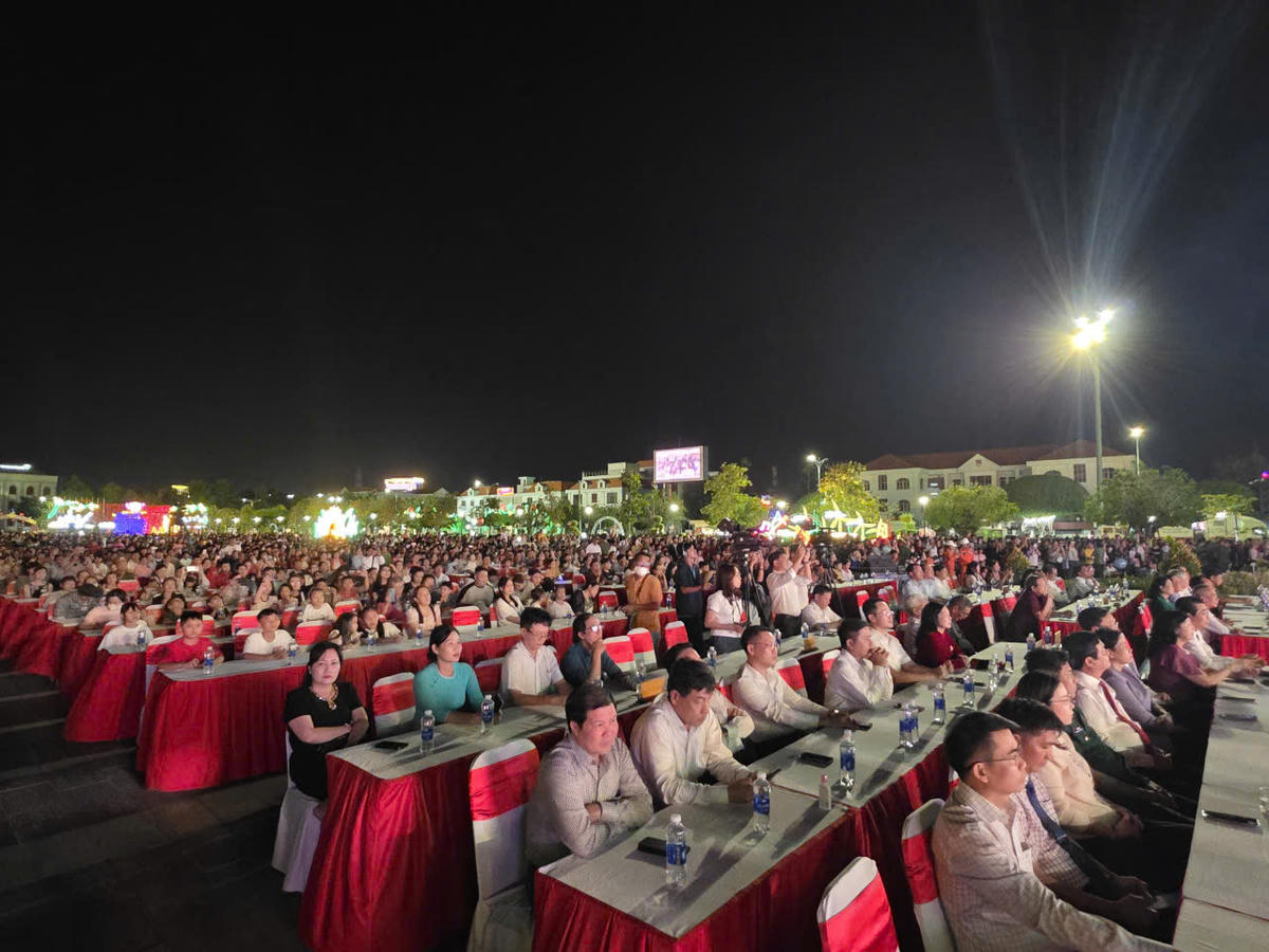 Lãnh đạo tỉnh Cà Mau và người dân thưởng thức chương trình văn nghệ đón giao thừa xuân Bính Ngọ 2026. Ảnh: Nguyên Du