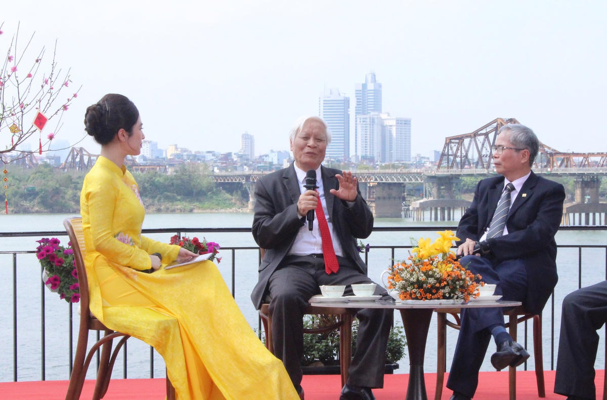 Ông Nguyễn Viết Chức, Viện trưởng Viện Nghiên cứu Văn hóa Thăng Long (giữa) chia sẻ tại Tọa đàm. Ảnh: Đình Hiệp