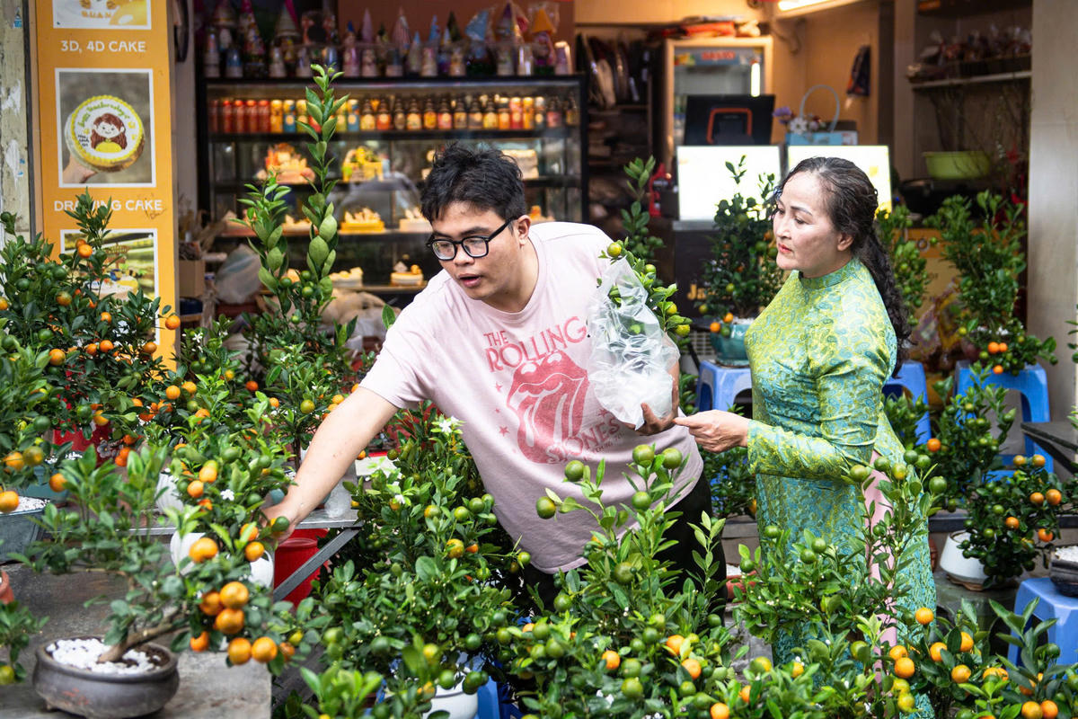 Sức hút của Chợ hoa Xuân phố cổ 2026 không chỉ đến từ những ký ức truyền thống được khơi dậy mỗi dịp Tết về, mà còn in đậm dấu ấn đổi mới trong cách tổ chức, giúp chợ hoa Hàng Lược ngày càng hòa nhịp với đời sống đương đại. Ảnh: HL