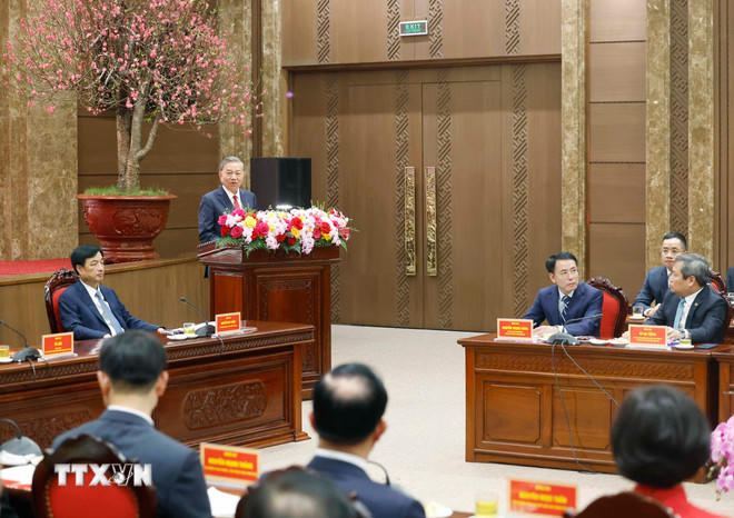 Tổng Bí thư Tô Lâm chúc Tết Đảng bộ, chính quyền và Nhân dân Thủ đô Hà Nội. (Ảnh: Thống Nhất/TTXVN).