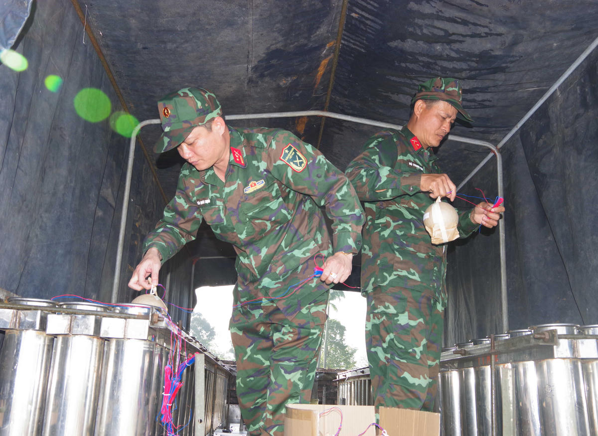 Theo Trung tá Trần Quốc Thịnh – Trưởng Ban Tác huấn, Chỉ huy bắn tại khu vực Kỳ Đài, Ngọ Môn Huế cho biết, để chuẩn bị tốt cho nhiệm vụ bắn pháo hoa thì Bộ CHQS thành phố Huế đã tổ chức tập huấn, bồi dưỡng cho các lực lượng trong các Tổ bắn, đồng thời xây dựng kế hoạch bắn, kế hoạch phối hợp, hiệp đồng với các cơ quan đơn vị liên quan nhằm bảo đảm an ninh an toàn tuyệt đối trước, trong và sau khi bắn pháo hoa.&nbsp;Ảnh: Q.Đ.