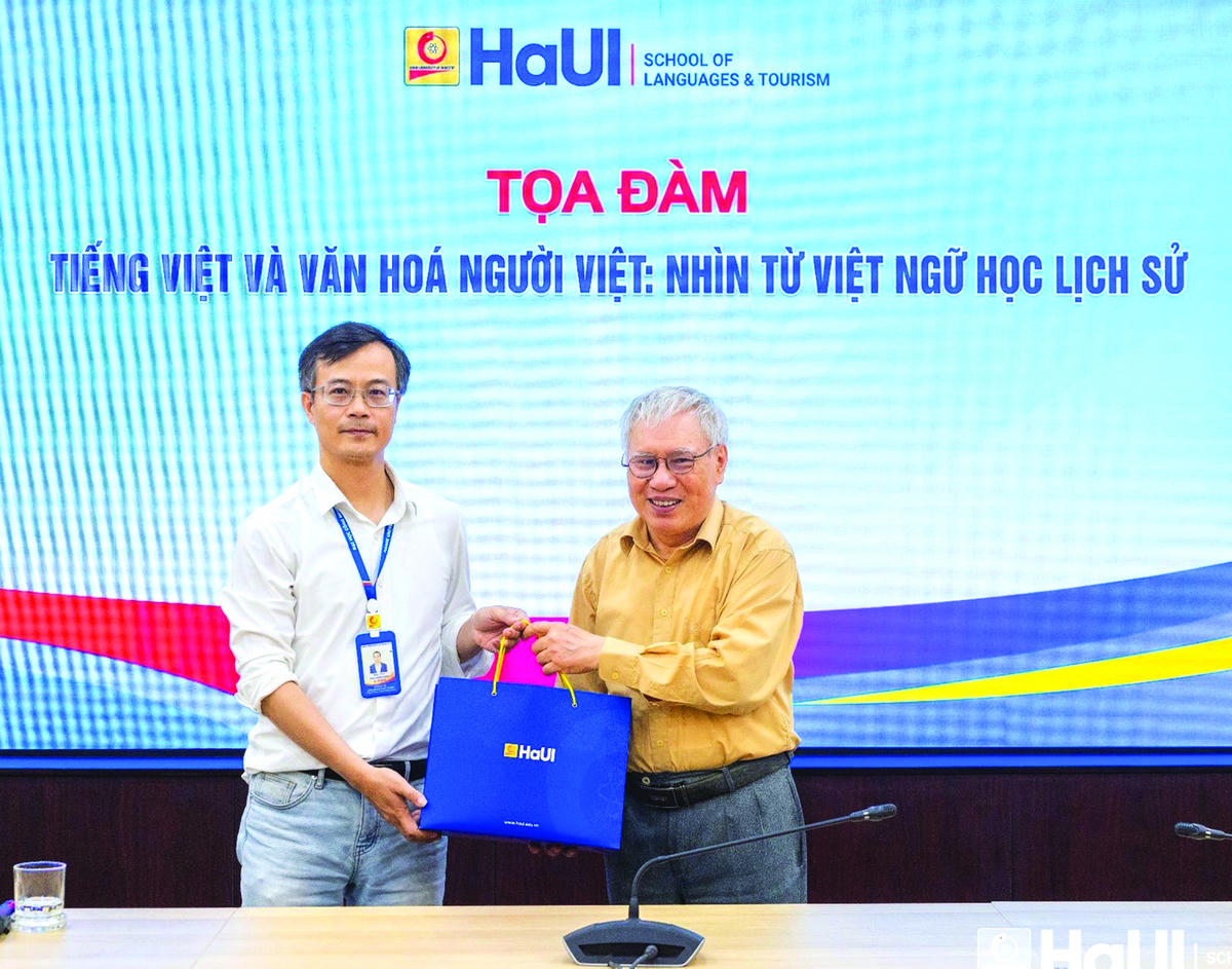 GS.TS Trần Trí Dõi (bên phải) tại buổi toạ đàm “Tiếng Việt và văn hoá người Việt nhìn từ Việt ngữ học lịch sử”. Ảnh: Tư liệu.