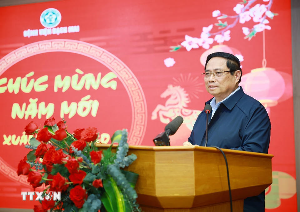 Thủ tướng Phạm Minh Chính chúc Tết, giao nhiệm vụ cho các cán bộ, bác sỹ, nhân viên y tế Bệnh viện Bạch Mai. (Ảnh: Dương Giang/TTXVN).