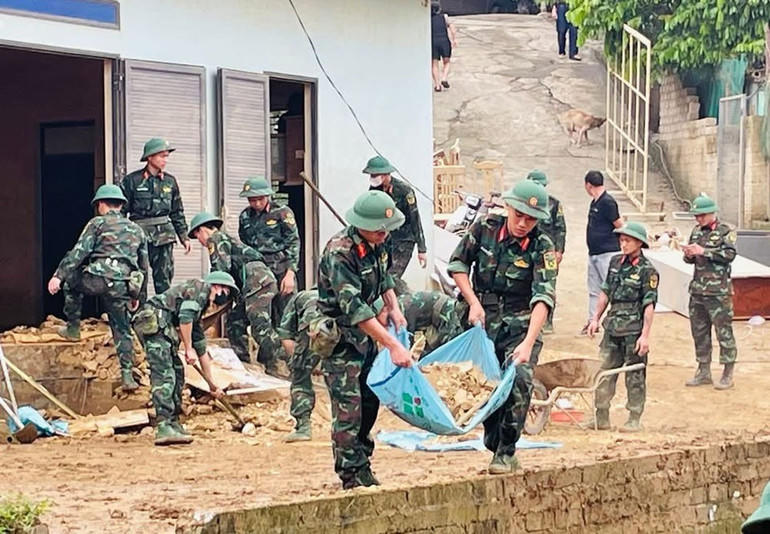 Cán bộ, chiến sĩ Lữ đoàn 249 làm đường dẫn xuống cầu phao. (Ảnh: NGỌC LONG).