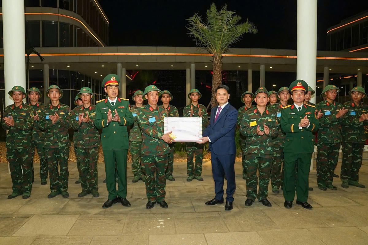 Chủ tịch UBND TP Hải Phòng tặng quà và động viên lực lượng bắn pháo hoa đêm giao thừa. Ảnh: ĐT.&nbsp;