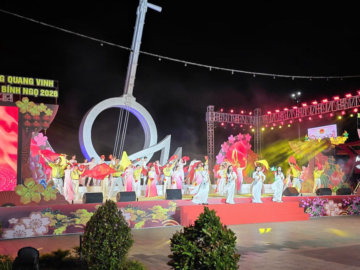 Chương trình văn nghệ đón giao thừa xuân Bính Ngọ 2026 đặc sắc với chủ đề “Xuân đoàn kết, Tết ấm no, lo mọi nhà đều có Tết”. Ảnh: Nguyên Du