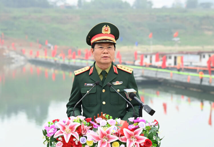 Đại tướng Nguyễn Tân Cương phát biểu tại Lễ thông xe Cầu phao Đoan Hùng. Ảnh: quankhu2.vn