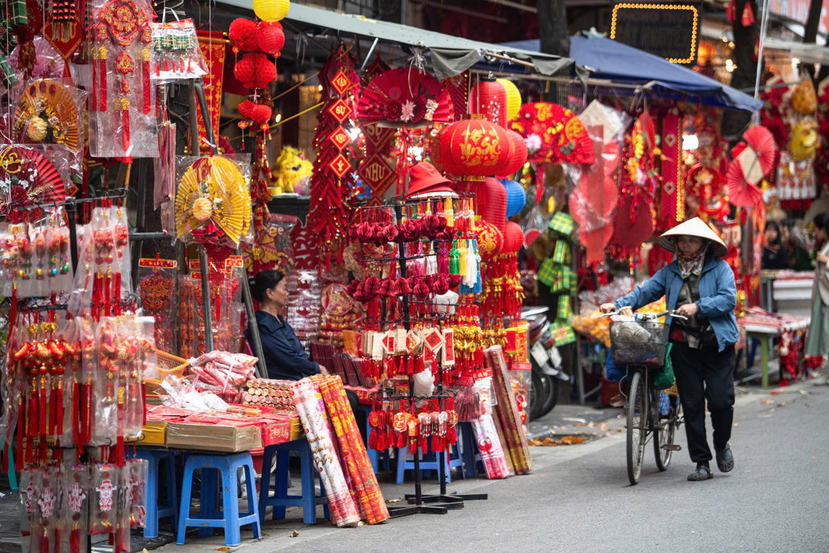 Chợ hoa kéo dài trên các tuyến phố: Hàng Lược, Hàng Khoai, Hàng Rươi, Hàng Mã và tuyến phố bích họa Phùng Hưng. Ảnh: HL