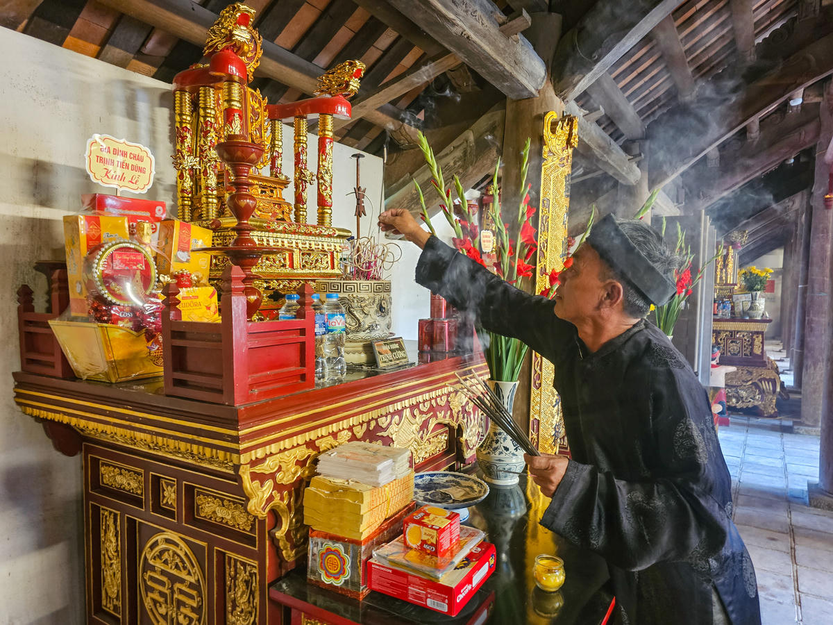 Ông Lê Văn Dùng - thủ từ nghè Vẹt dâng hương tưởng nhớ các chúa Trịnh. Ảnh: Đình Minh