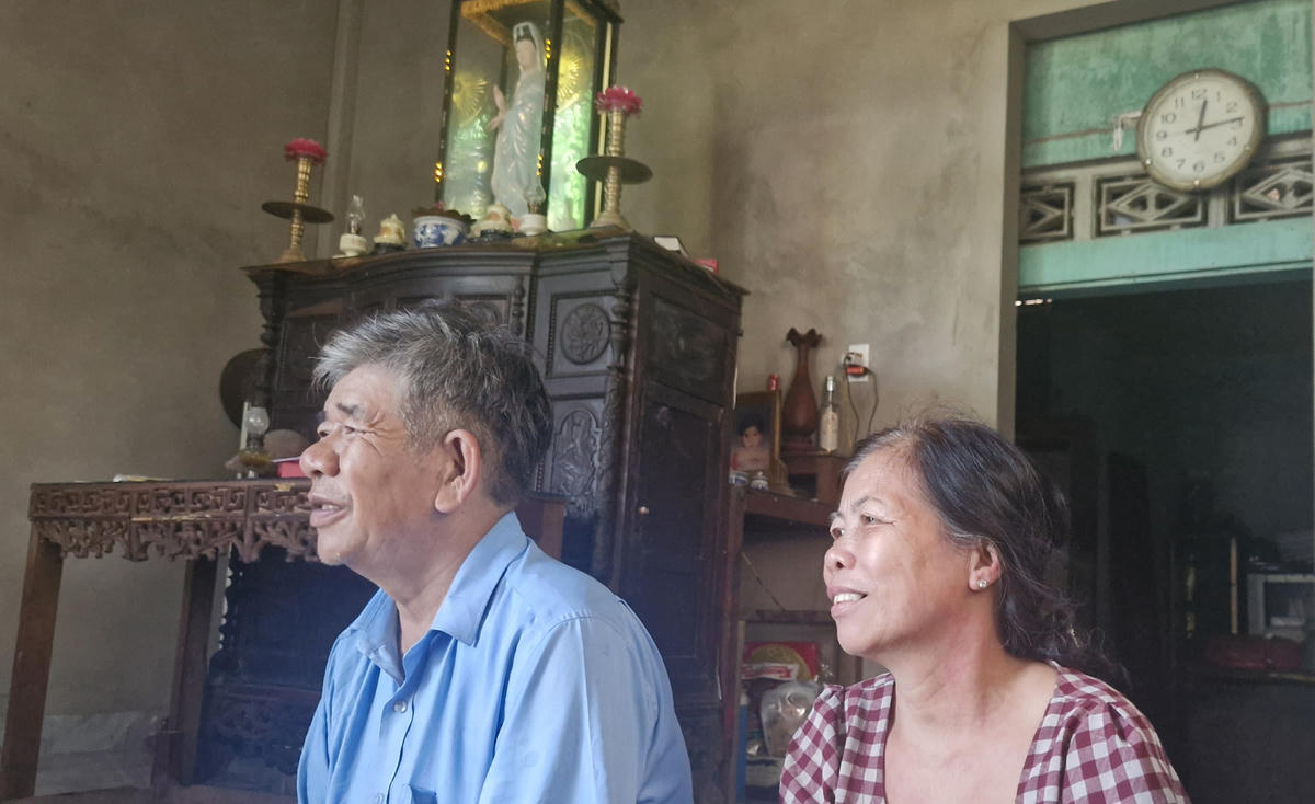 Vợ chồng ông Trần Văn Quảng trong căn nhà mới được Mặt trận hỗ trợ xây dựng. Ảnh: ĐV.