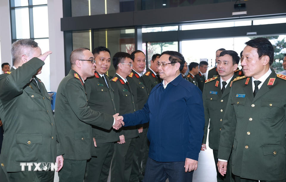 Thủ tướng Phạm Minh Chính chúc Tết, kiểm tra công tác đảm bảo an ninh an toàn mạng của Cục An ninh mạng và Phòng chống tội phạm sử dụng công nghệ cao - Bộ Công an. (Ảnh: Dương Giang/TTXVN).