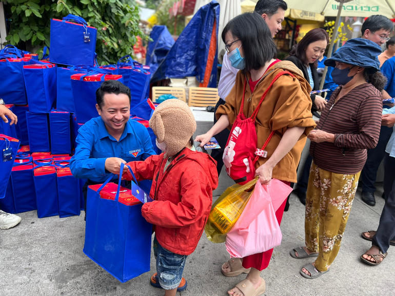 Trao quà cho các gia đình người lao động nghèo tại chương trình “Mang Tết về nhà” năm 2026 do Trung ương Đoàn TNCS Hồ Chí Minh tổ chức tại TP Hồ Chí Minh. Đặc biệt, tại chương trình này, Ban Tổ chức đã trao tặng hơn 4 nghìn vé xe ô tô đưa sinh viên, thanh niên công nhân và người lao động về quê đón Tết. Ảnh: Q.Q.