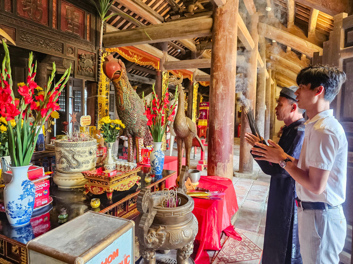 Du khách hành hương tại nghè Vẹt. Ảnh: Đình Minh