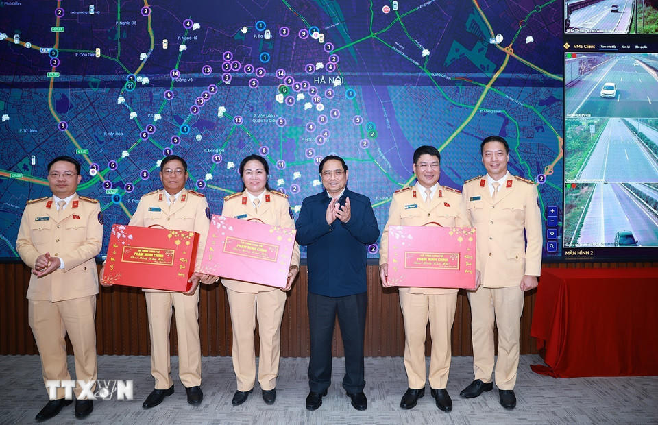 Thủ tướng Phạm Minh Chính tặng quà, chúc Tết lực lượng Cảnh sát giao thông. (Ảnh: Dương Giang/TTXVN).