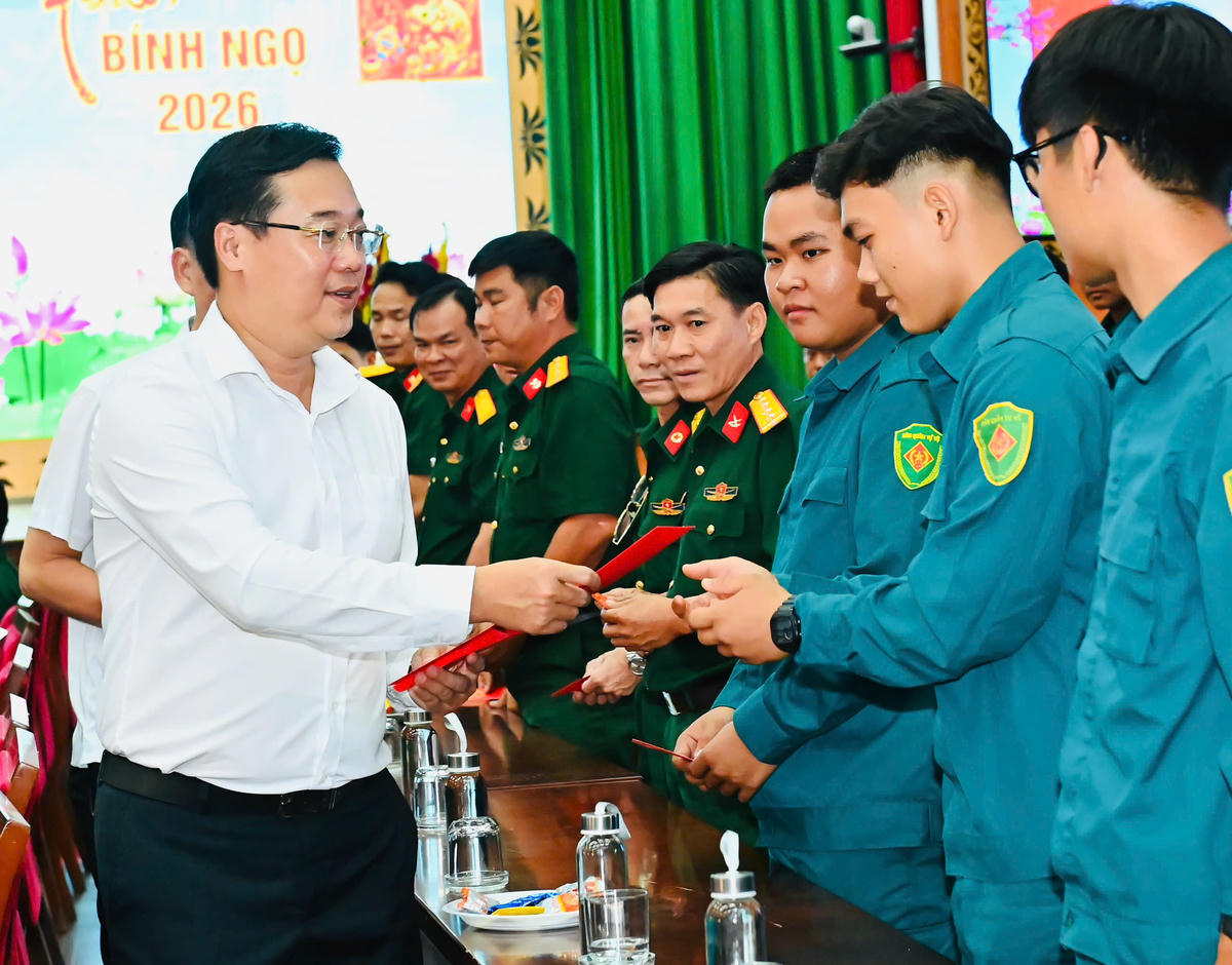 Ông Lê Quốc Phong đến thăm, chúc tết cán bộ, chiến sĩ tại Bộ Tư lệnh TP Hồ Chí Minh. Ảnh: Việt Dũng (SGGP).