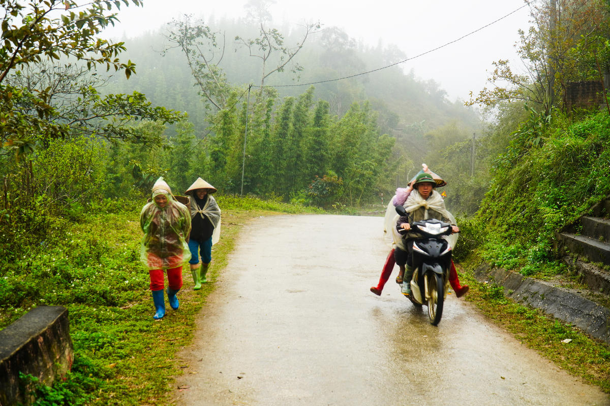 Người dân địa phương cố gắng hoàn thành các công việc còn dang dở để đón Tết thoải mái, an lành. Ảnh: Đình Minh.