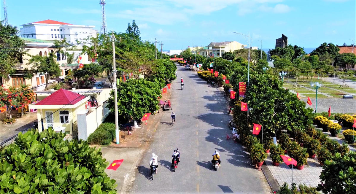 Người dân Lý Sơn đang háo hức đón chào năm mới. Ảnh: Tấn Thành.