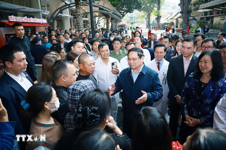 Thủ tướng Phạm Minh Chính thăm hỏi, chúc Tết người thân bệnh nhân điều trị tại Bệnh viện Bạch Mai. (Ảnh: Dương Giang/TTXVN).