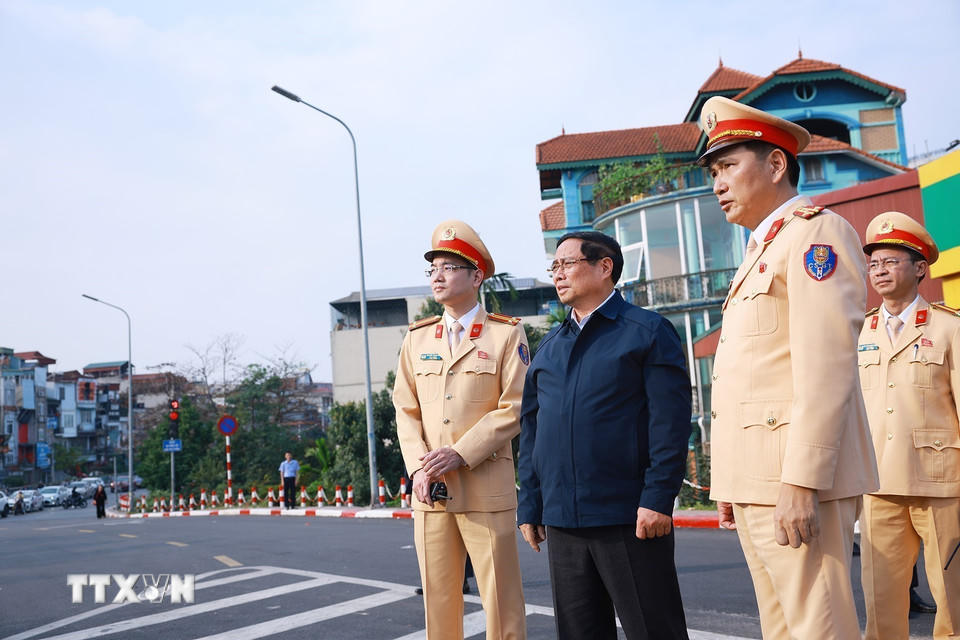 Thủ tướng Phạm Minh Chính kiểm tra công tác đảm bảo trật tự an toàn giao thông tại nút giao Nguyễn Văn Cừ - Ngọc Thụy. (Ảnh: Dương Giang/TTXVN).
