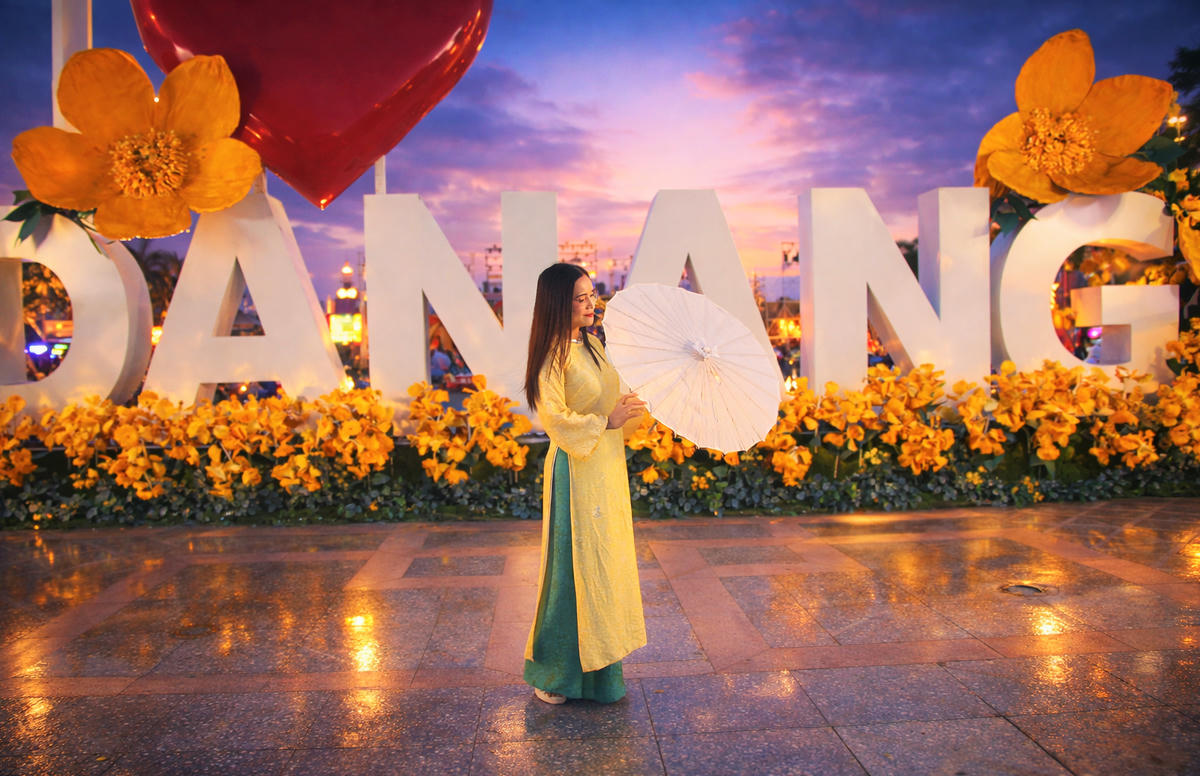 Chị Ngụy Như Thị Bích Trâm check in ở Quảng trường 24/3 chào đón năm mới 2026. Ảnh: Tấn Thành.