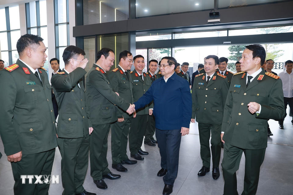 Thủ tướng Phạm Minh Chính chúc Tết, kiểm tra công tác đảm bảo an ninh an toàn mạng của Cục An ninh mạng và Phòng chống tội phạm sử dụng công nghệ cao - Bộ Công an. (Ảnh: Dương Giang/TTXVN).