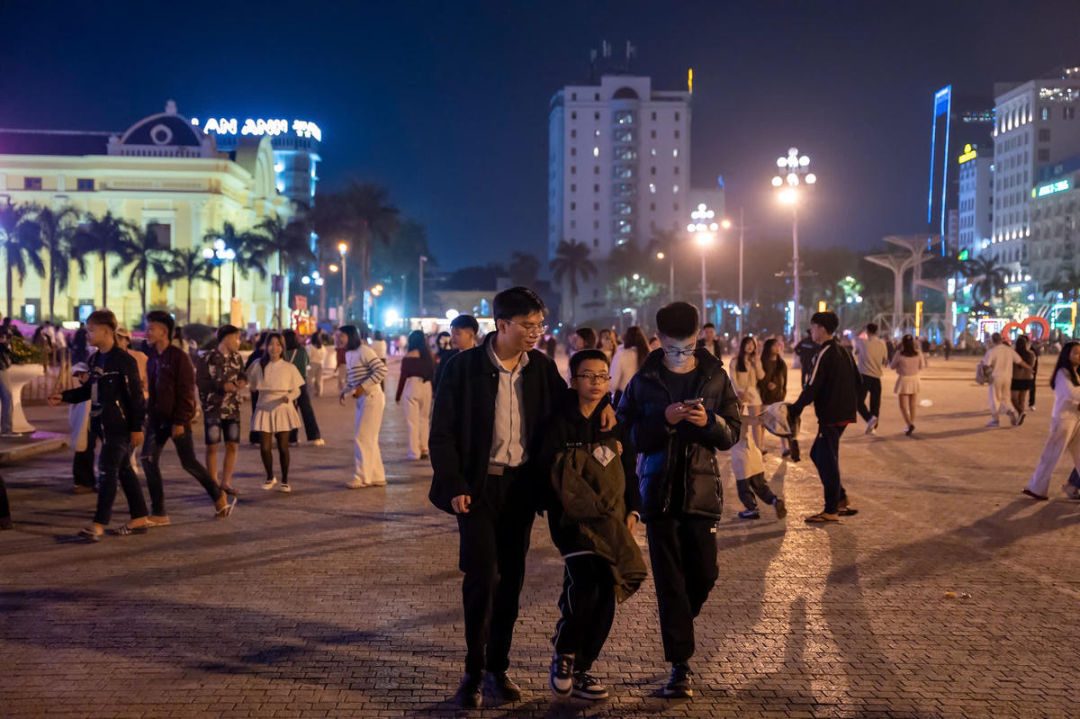 Dòng người đổ về quảng trường Lam Sơn tối 16/2. Ảnh: Đình Minh