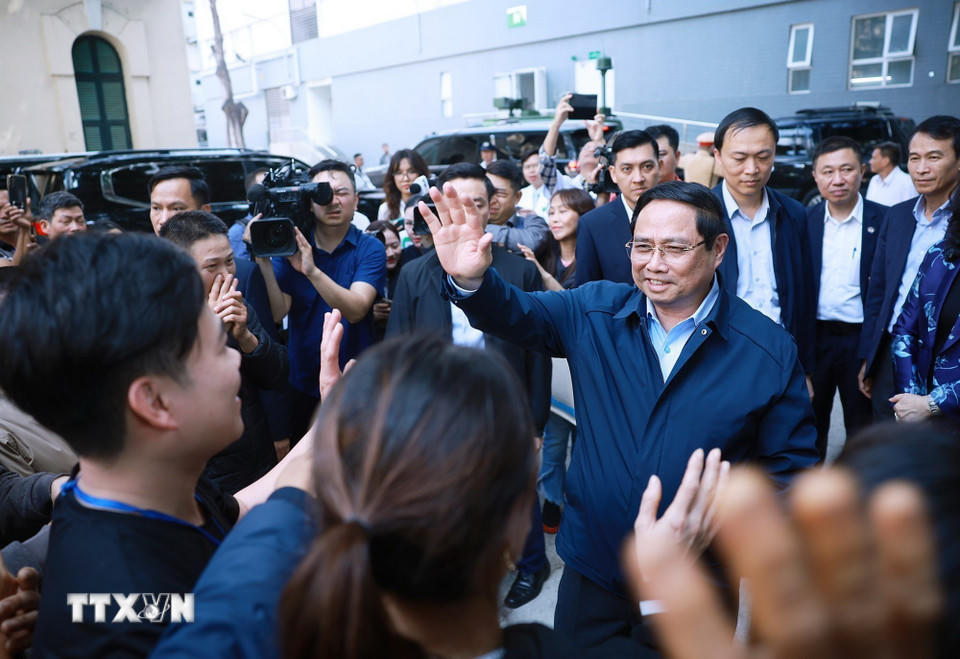 Thủ tướng Phạm Minh Chính thăm hỏi, chúc Tết người thân bệnh nhân điều trị tại Bệnh viện Hữu nghị Việt Đức. (Ảnh: Dương Giang/TTXVN).