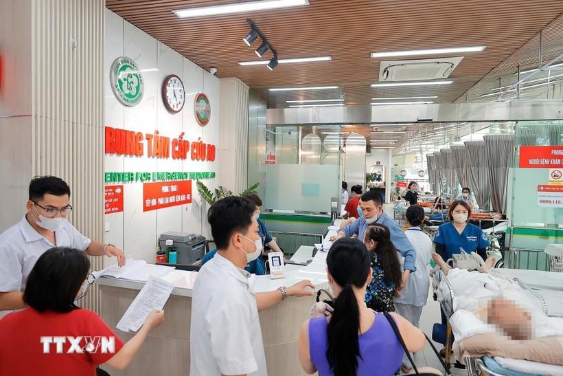 Các y bác sĩ trực Tết, sẵn sàng tiếp nhận và điều trị bệnh nhân trong mọi tình huống đêm giao thừa. Ảnh: TTX.