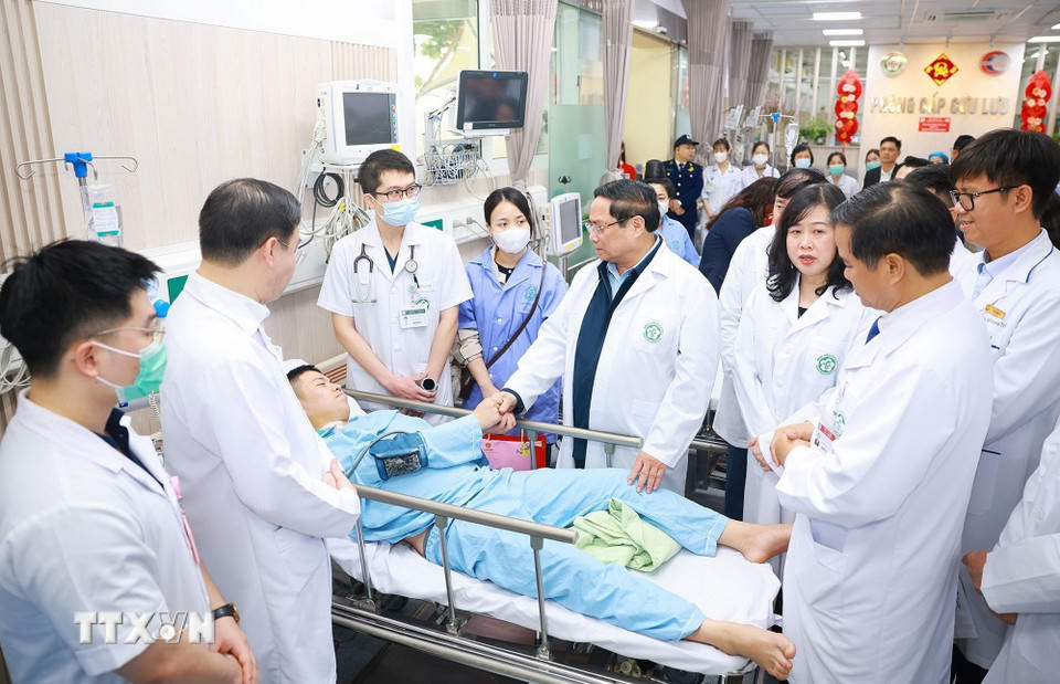 Thủ tướng Phạm Minh Chính thăm, chúc Tết bệnh nhân đang điều trị tại Bệnh viện Bạch Mai. (Ảnh: Dương Giang/TTXVN).