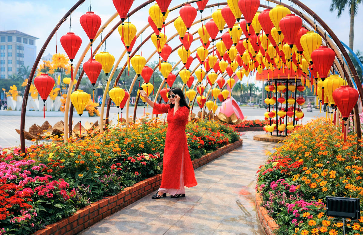 Người dân chụp ảnh bên đường hoa, lồng đèn tại Quảng trường 24/3. Ảnh: Chí Đại.