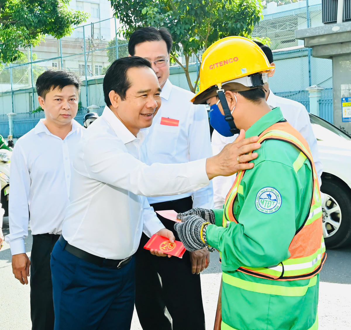 Chủ tịch UBND TP Hồ Chí Minh Nguyễn Văn Được thăm hỏi, động viên công nhân vệ sinh môi trường trực Tết. Ảnh: Việt Dũng (SGGP).