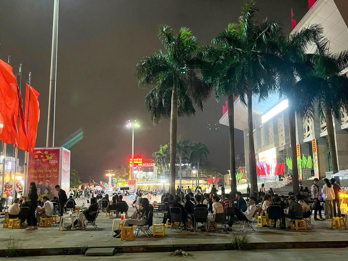 Càng về khuya, lượng người tập trung về Trung tâm Văn hóa - Điện ảnh tỉnh Quảng Trị (cơ sở 2) càng đông. 