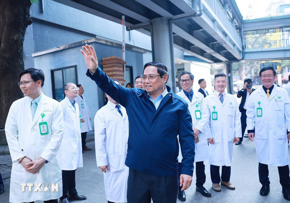 Thủ tướng Phạm Minh Chính thăm, chúc Tết cán bộ, bác sỹ, nhân viên y tế Bệnh viện hữu nghị Việt Đức. (Ảnh: Dương Giang/TTXVN).