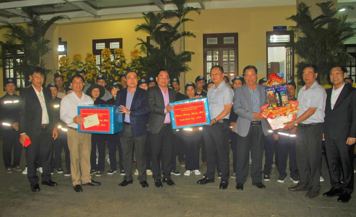 



Ông Phan Thái Bình, (bên trái thứ 3), Phó Chủ tịch UBND TP Đà Nẵng tặng quà cho lãnh đạo Công ty Công ty CP Môi trường Đô thị Quảng Nam. Ảnh: Tấn Thành.