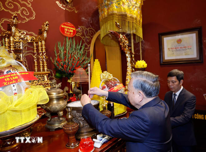 Tổng Bí thư Tô Lâm dâng hương tưởng nhớ, tri ân các bậc tiên đế có công với đất nước tại Khu Di tích Hoàng Thành Thăng Long-Hà Nội. (Ảnh: Thống Nhất/TTXVN).