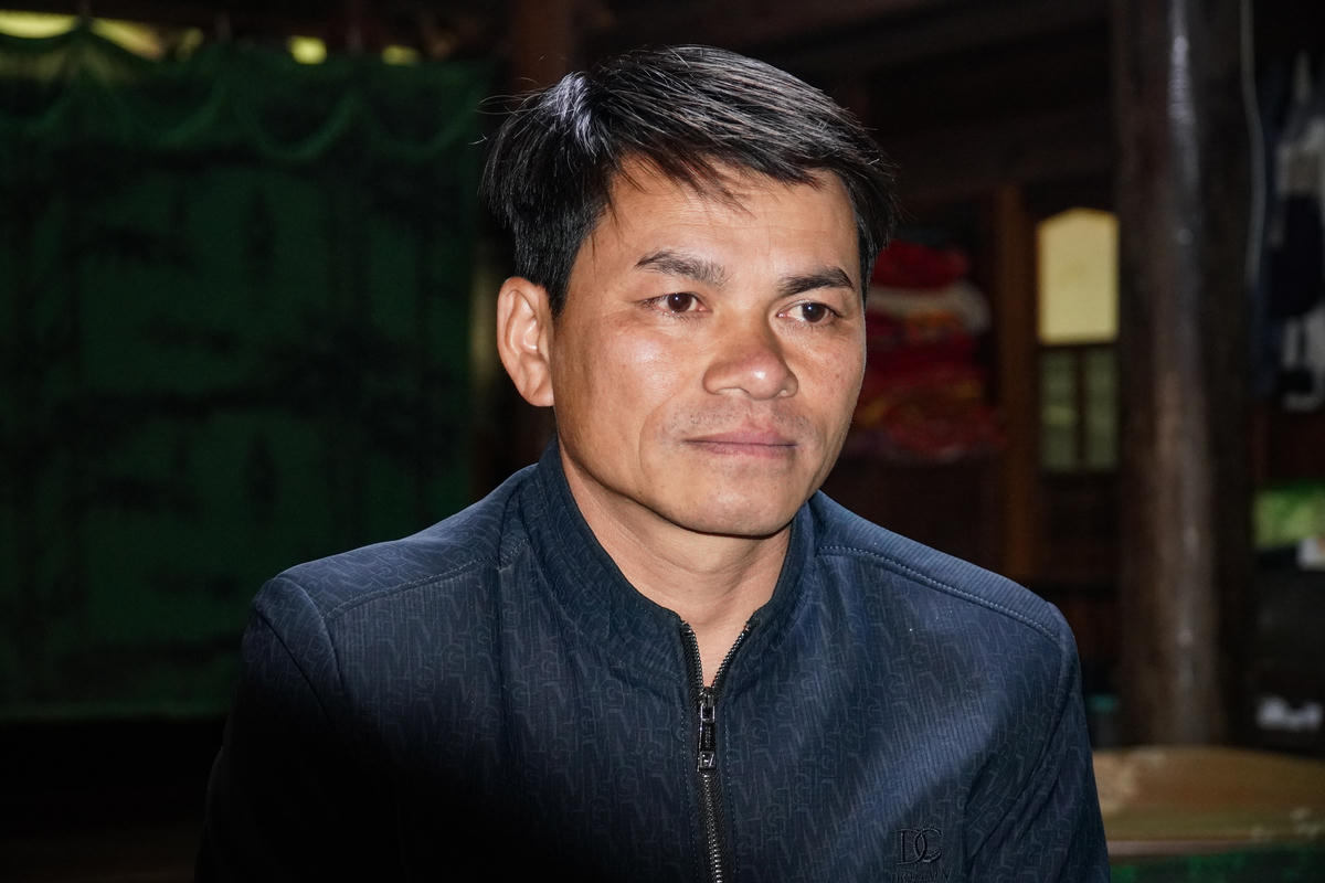 Ông Ngân Văn Hùng trăn trở về đời sống còn khó khăn của bà con Son, Bá, Mười. Ảnh: Đình Minh.