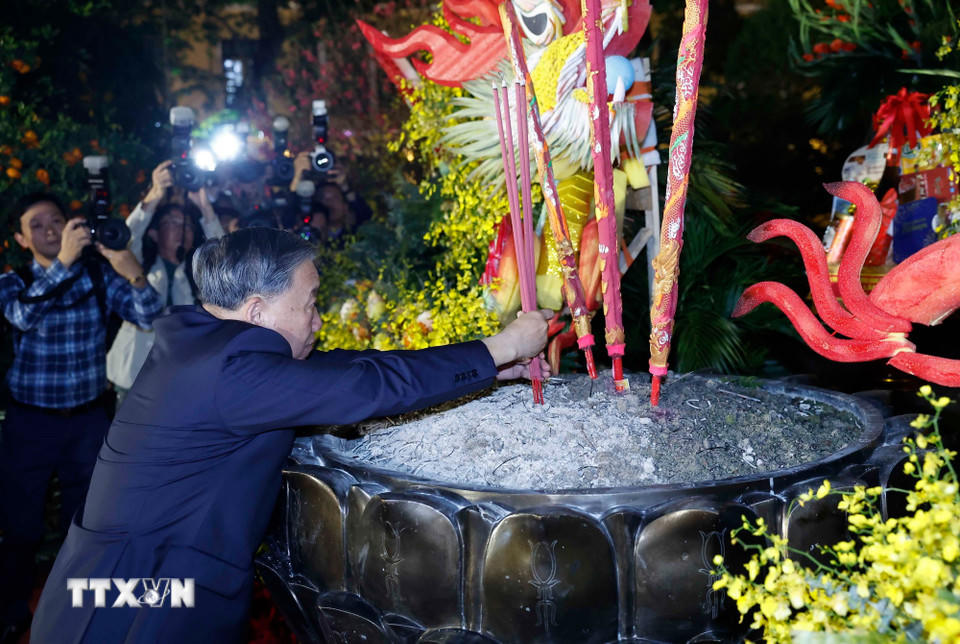 Tổng Bí thư Tô Lâm dâng hương tại tượng đài Vua Lý Thái Tổ. (Ảnh: Thống Nhất/TTXVN).