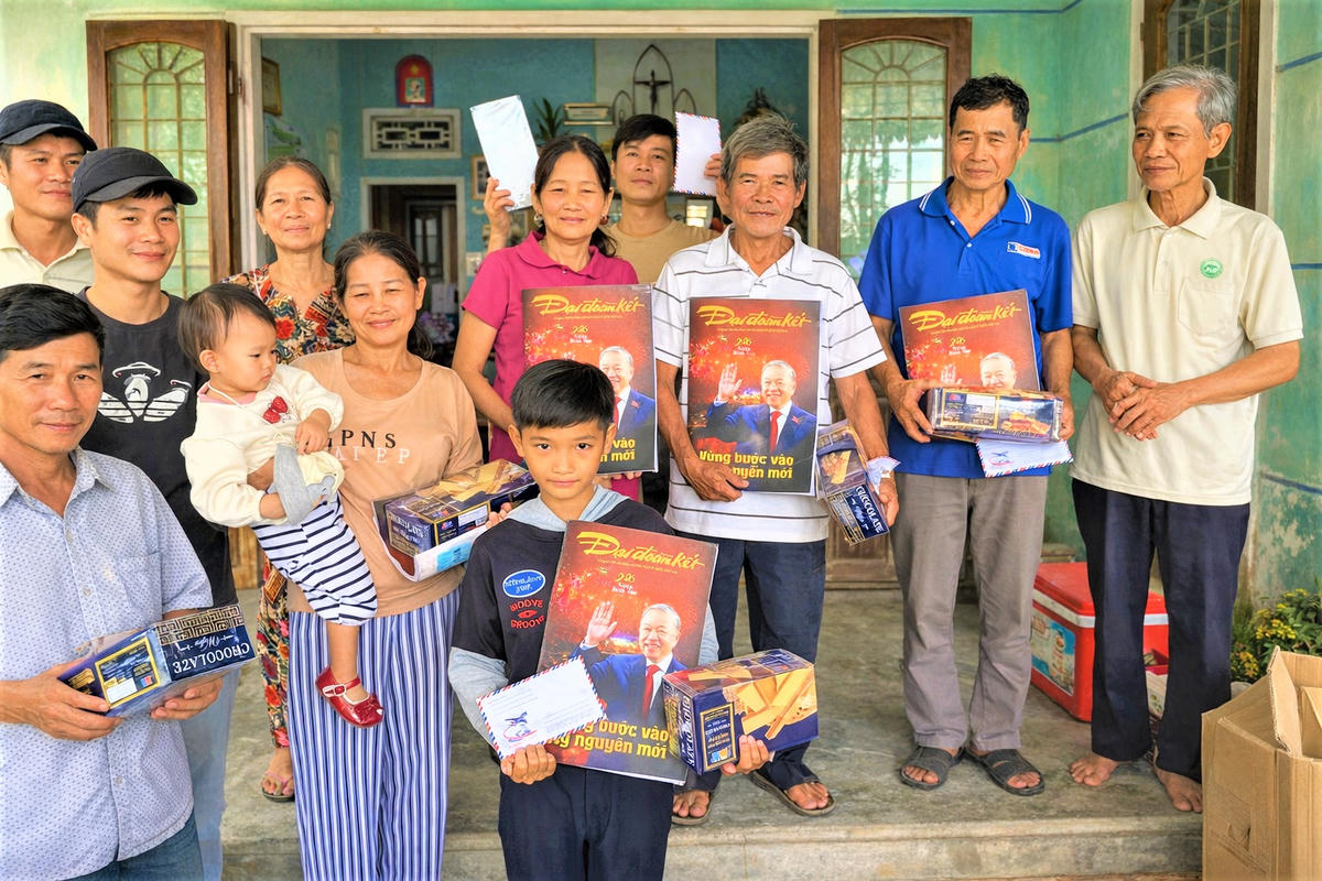 Trao tặng báo Đại đoàn kết và quà cho người dân ở xã Phú Ninh. Ảnh: Chí Đại.