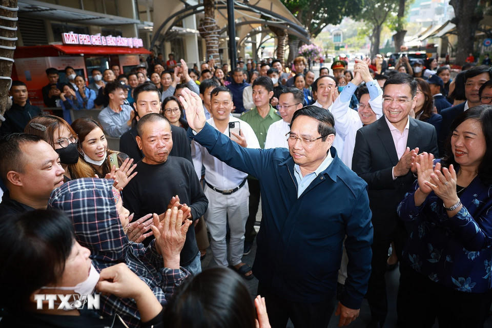 Thủ tướng Phạm Minh Chính thăm hỏi, chúc Tết người thân bệnh nhân điều trị tại Bệnh viện Hữu nghị Việt Đức. (Ảnh: Dương Giang/TTXVN).