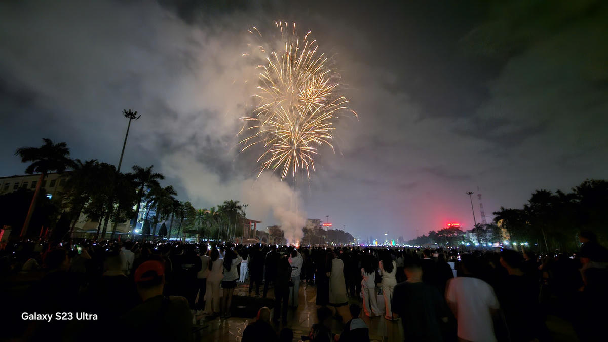 Người dân Hưng Yên tập trung rất đông ở Quảng trường trung tâm tỉnh để xem bắn pháo hoa trong đêm Giao thừa năm nay. Ảnh: CTV