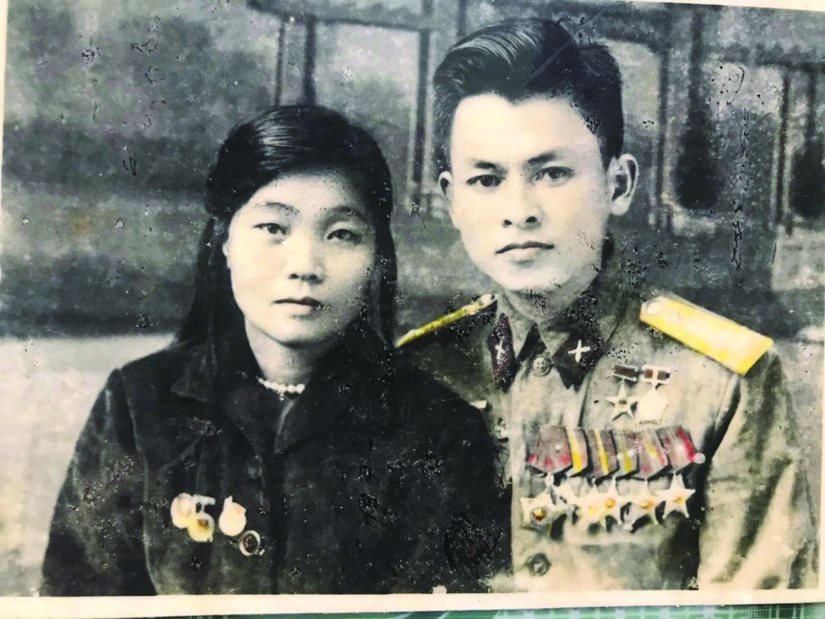Anh hùng Điện Biên Phùng Văn Khầu và vợ Hà Thị Cay.
