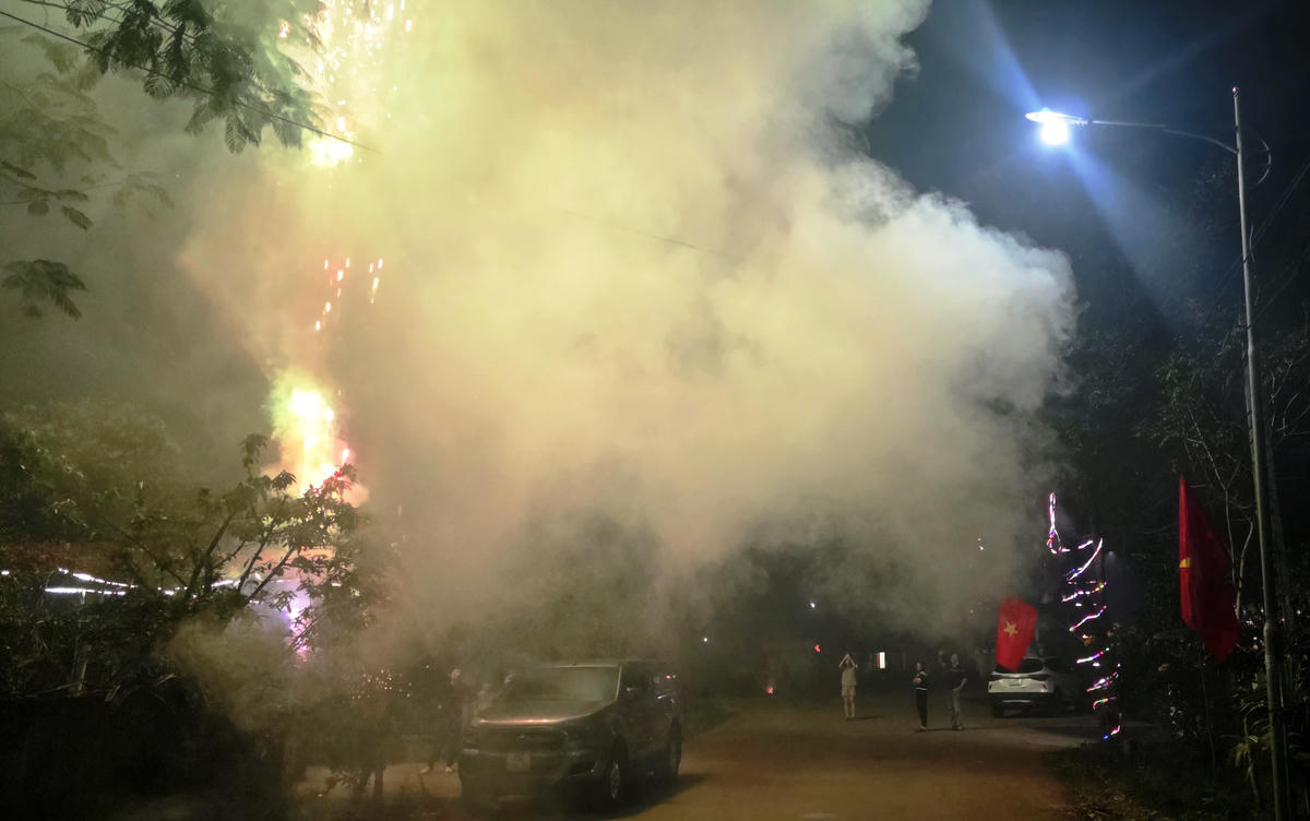 Ở các sâu, vùng xa, không khí chào đón năm mới của người dân cũng hết sức rộn ràng... Ảnh: Nguyễn Chung.