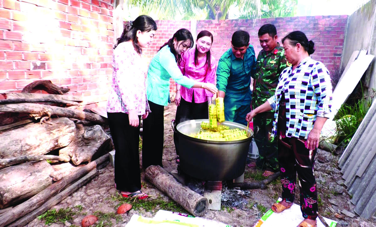 Bánh tét là món ăn không thể thiếu của người Nam Bộ trong ngày Tết.