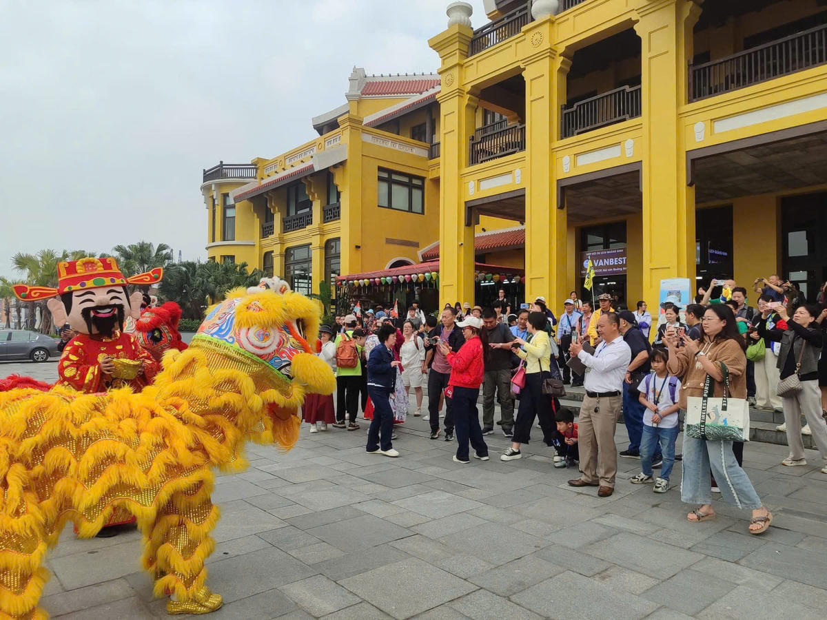 Màn múa lân cùng tiếng trống rộn ràng trong ngày đầu năm mới Bính Ngọ thu hút khách du lịch tại Cảng tàu khách quốc tế Hạ Long.
