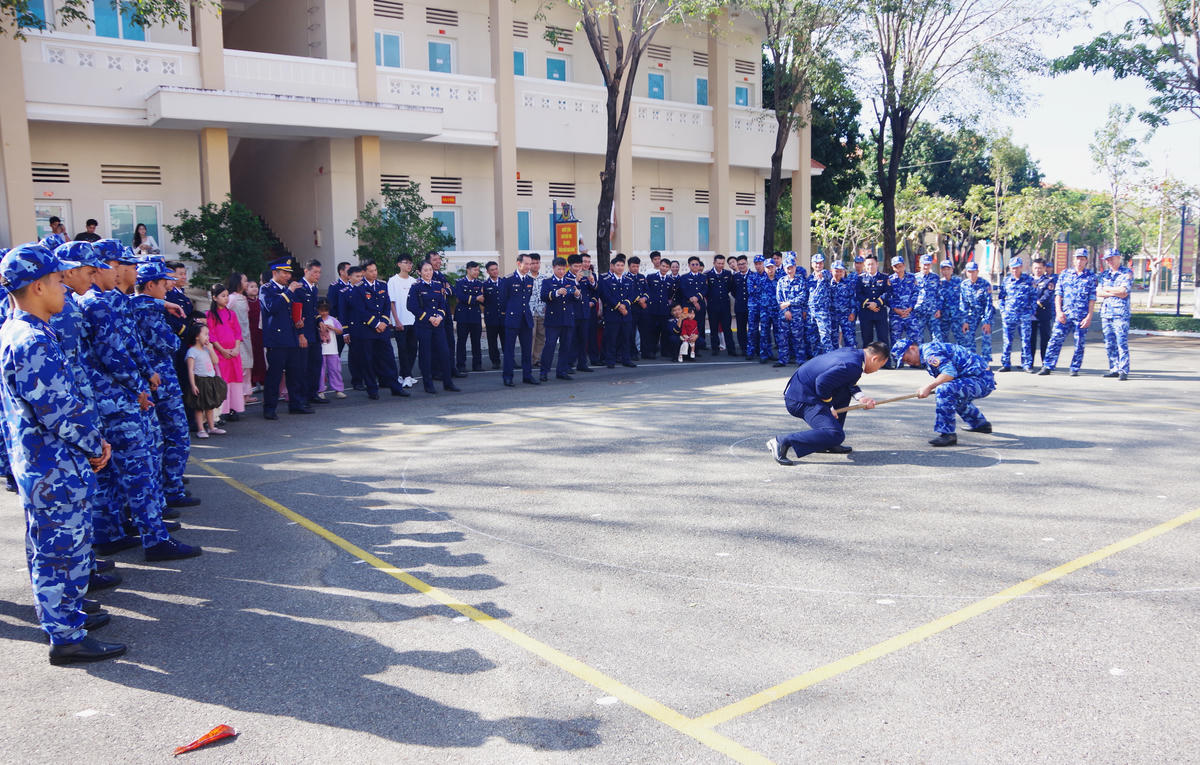 Các cán bộ, chiến sĩ cảnh sát biển tham gia cuộc thi đẩy gậy. Ảnh: Đức Định.