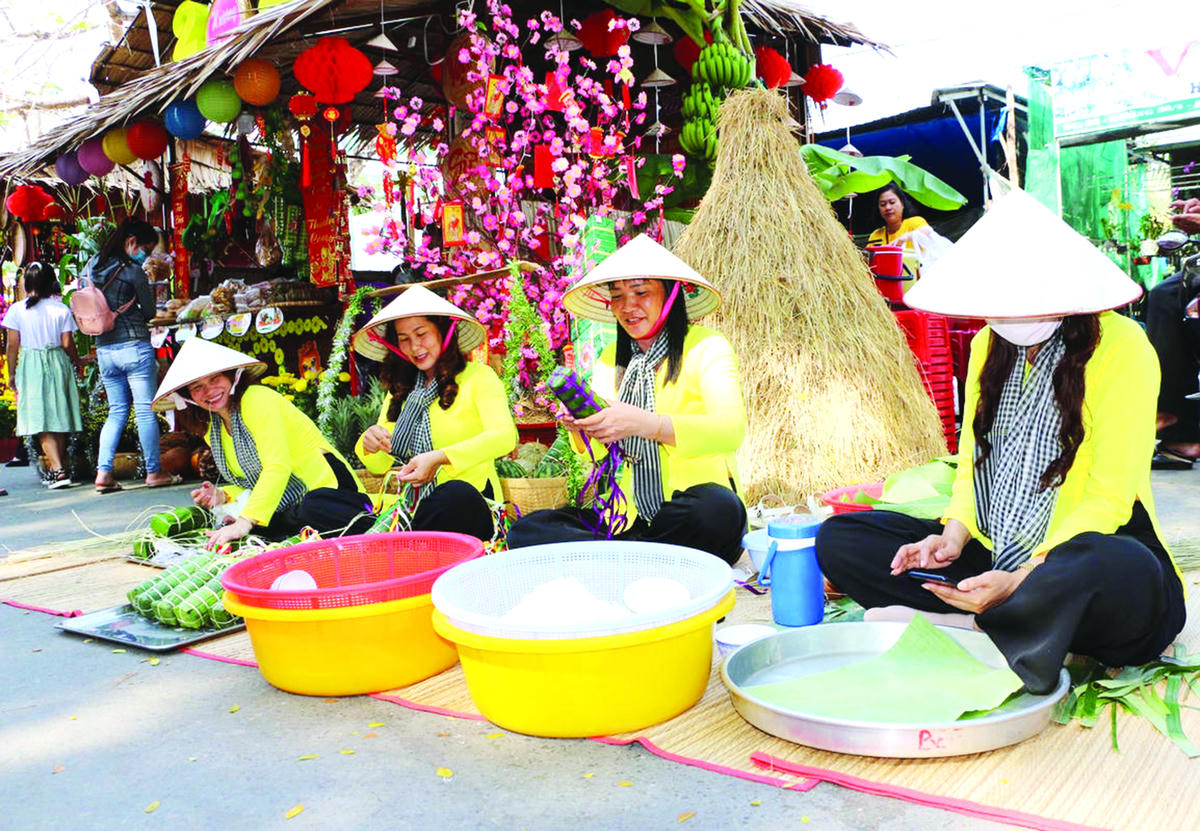 Kinh nghiệm làm bánh tét được trao truyền, tiếp nối giữa các thế hệ.