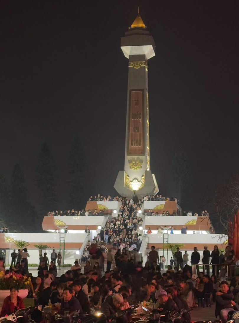 Rất đông người dân ở tỉnh Hưng Yên tập trung tại Đài tưởng niệm các Anh hùng Liệt sỹ tỉnh Hưng Yên trong đêm Giao thừa như một cách bày tỏ sự tri ân những người đã hi sinh để ngày nay quê hương, đất nước được bình yên, ngày càng phát triển. Ảnh: CTV&nbsp;&nbsp;