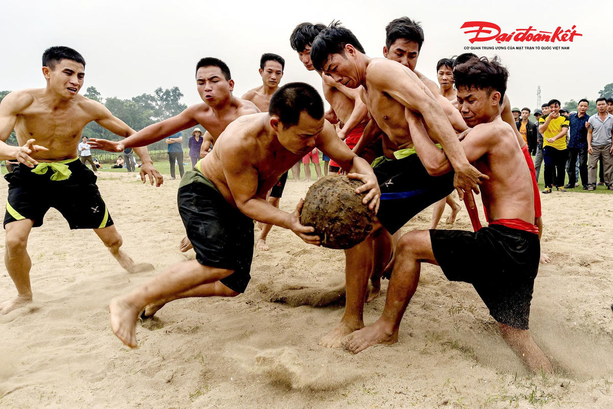 Tại Lễ hội đền Bạch Mã có nhiều trò chơi dân gian, đặc biệt là trò vật cù độc đáo, đậm sắc màu văn hóa cộng đồng. Ảnh: Tư liệu