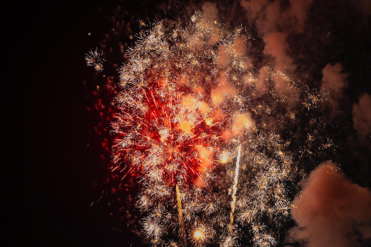 Những chùm ánh sáng rực rỡ trên bầu trời Tam Điệp. Ảnh: Ngọc Linh